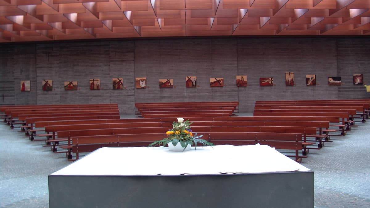 Kirche innen mit Decke