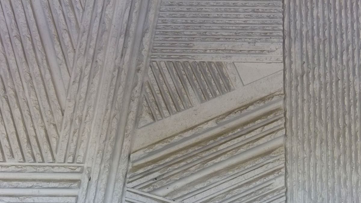Betonrelief am Eingangsbereich