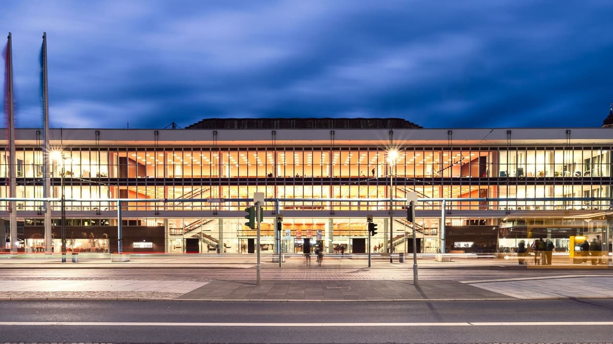 Kulturpalast Außenansicht frontal Dämmerung