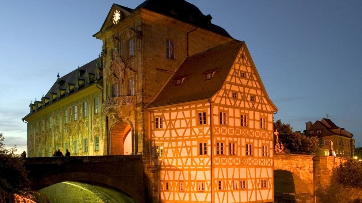Brückenrathaus bei Nacht