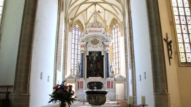 Blick in die Apsis zum Hochaltar
