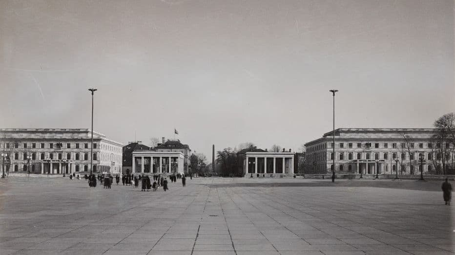 Historische Aufnahme des Königsplatzes mit dem ehem. Verwaltungsbau der NSDAP (rechts), 1937/40
