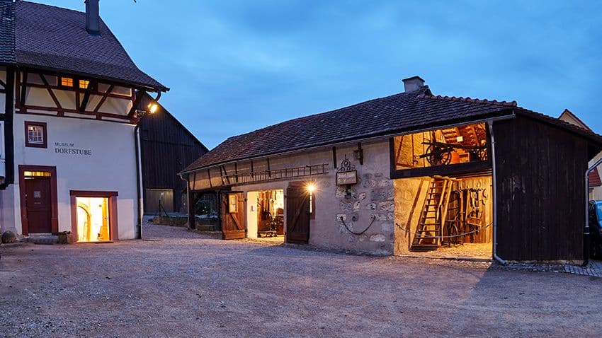 Dorfstube bei Nacht
