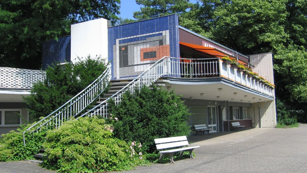 Das Gebäude öffnet sich mit seiner großzügigen Terrasse zum Park hin