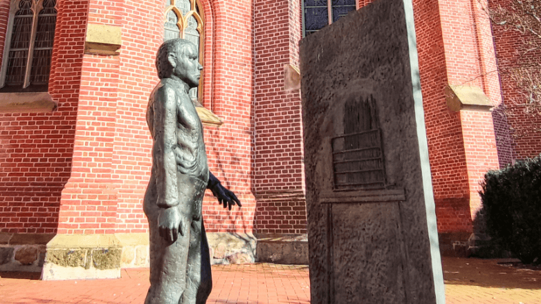 Bronzestatue vor der St.-Anna-Kirche