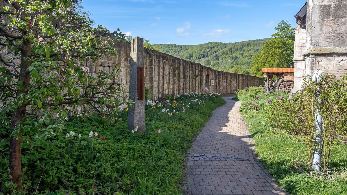 Bibelgarten mit Stadtmauer