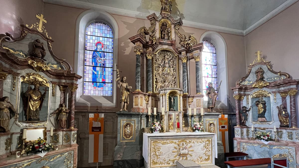 Der Altarraum der Pfarrkirche Waxweiler