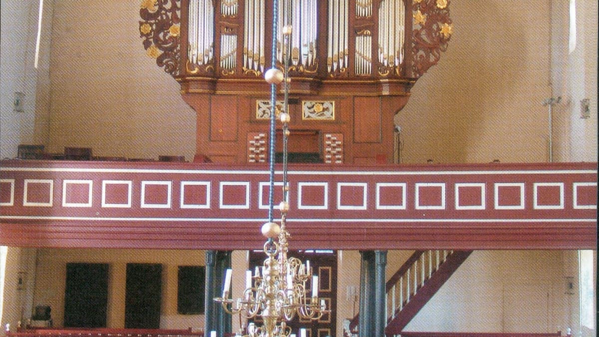 Orgel im Kirchraum