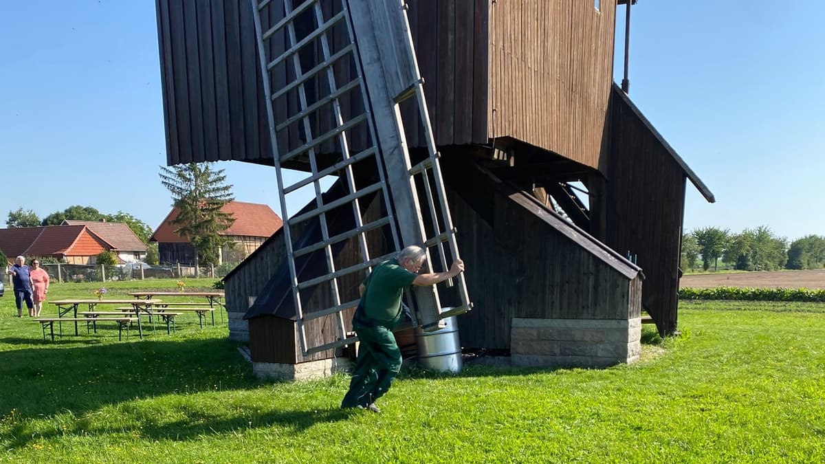 Ludgar dreht die Mühle an