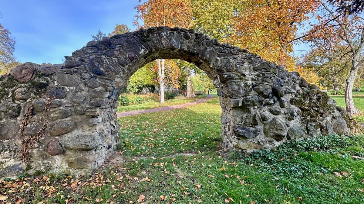 Steinbogen im Schlosspark Möckern