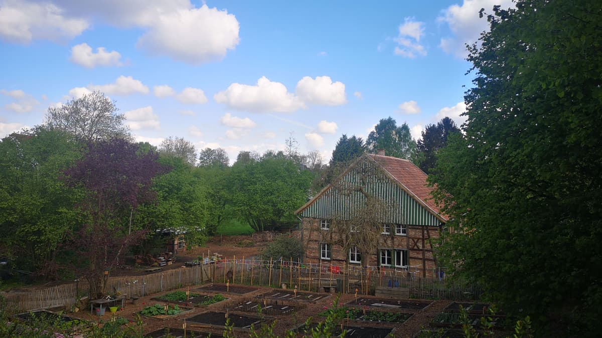 Wahr-Zeichen unter Wolken: das denkmalgeschützte Fachwerkhaus und der historische Garten im April 2024