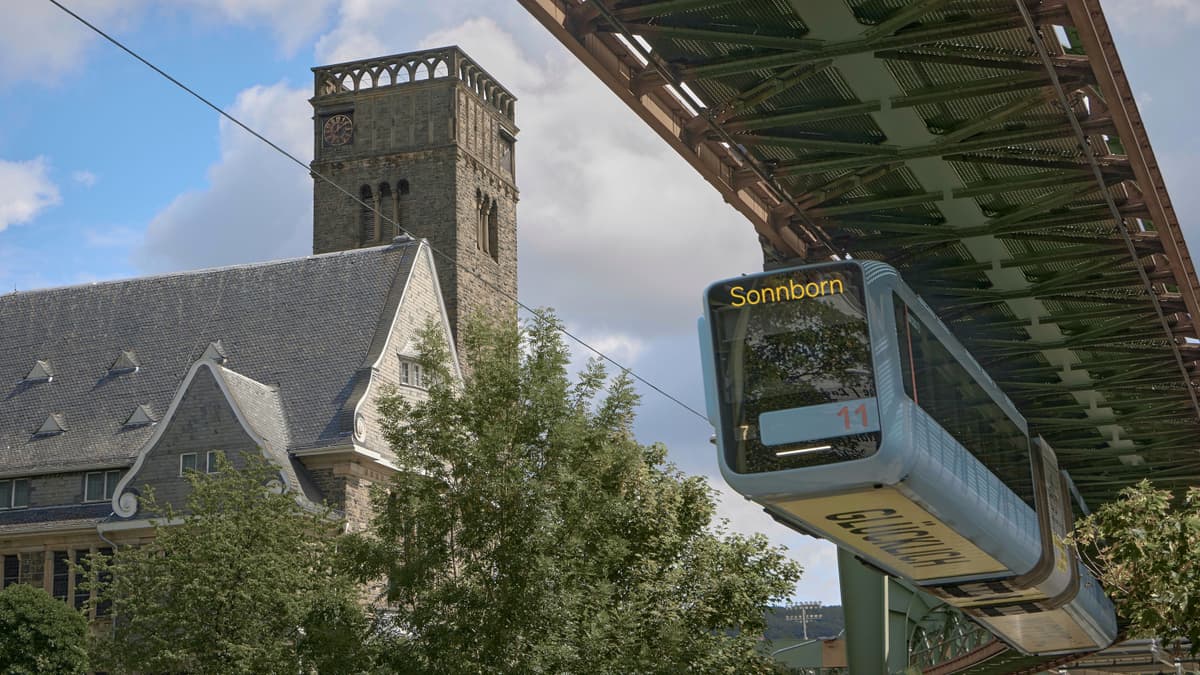 Ev. Hauptkirche Sonnborn mit Schwebebahn