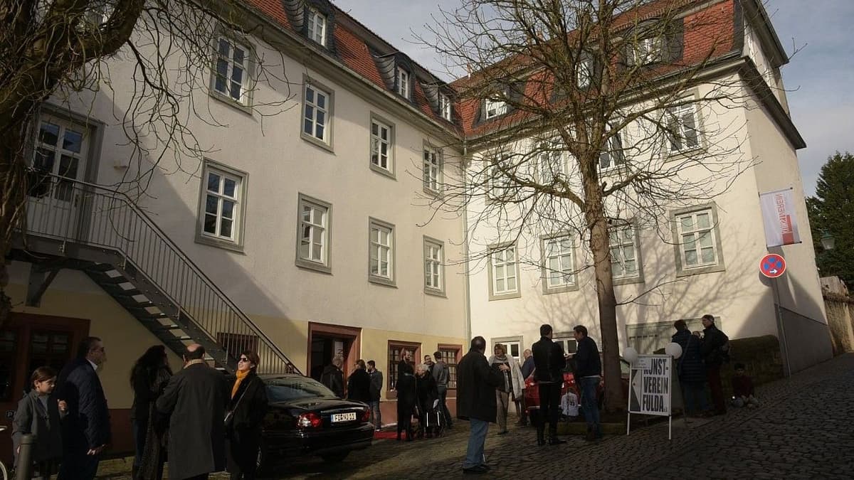Gebaude mit Haupteingang