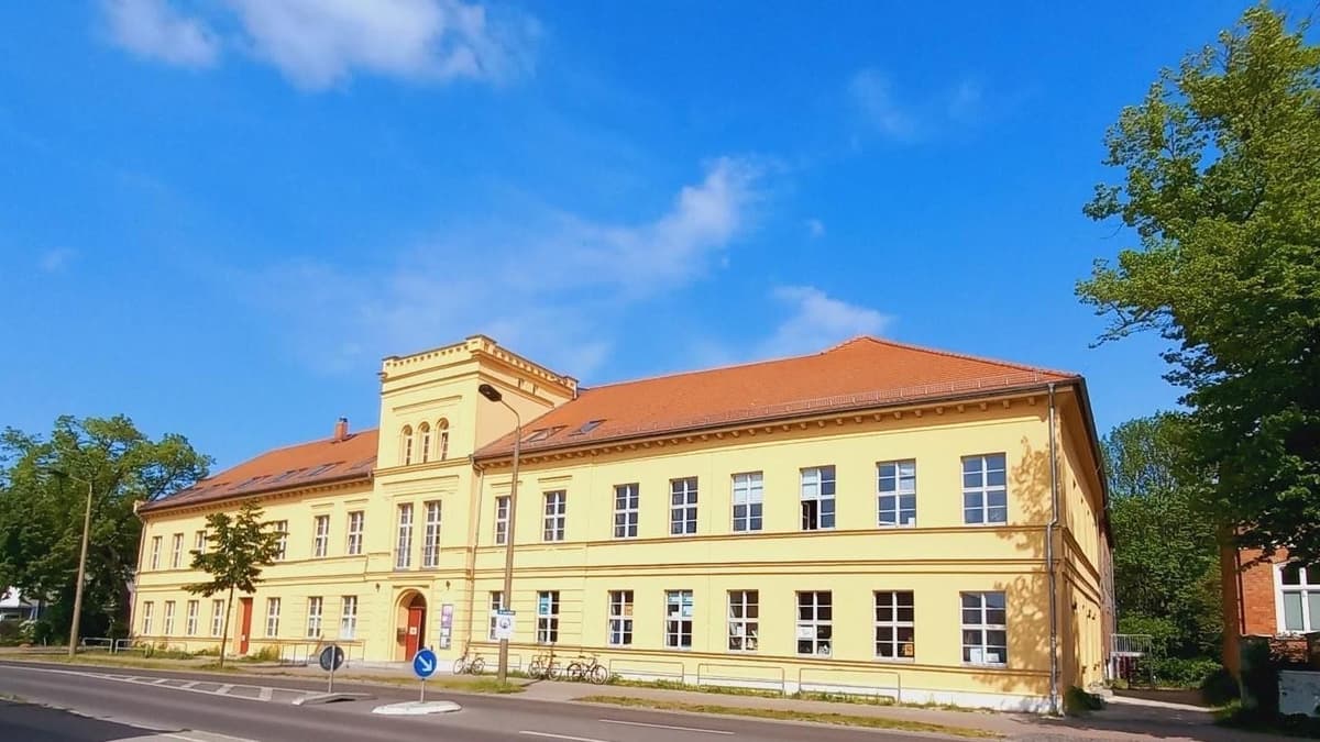 STRAZE Außenansicht mit sanierter Fassade