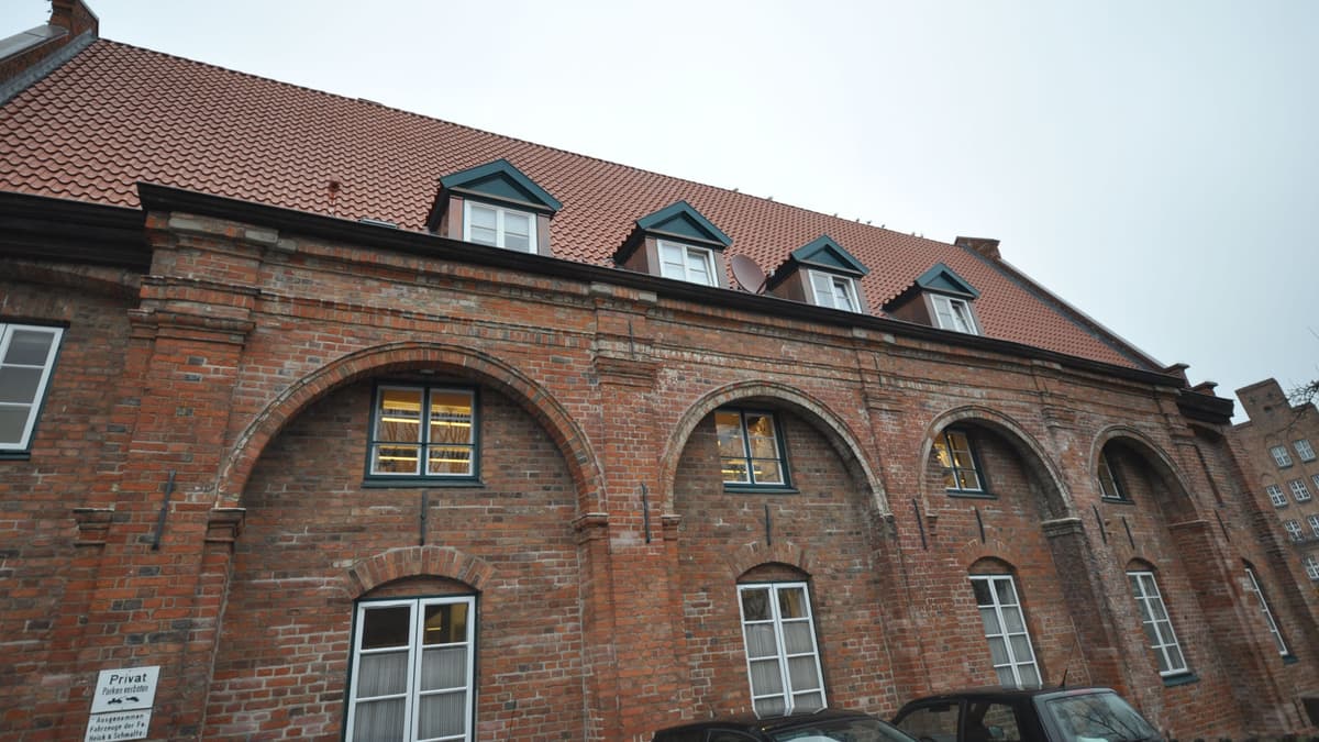 Südseite von Speicher 6 mit klassizistischem Fassadenschmuck, 2012