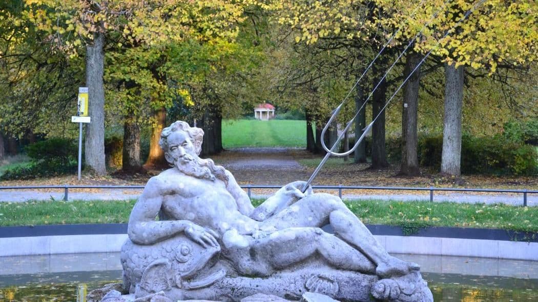 Neptunbrunnen und Allee