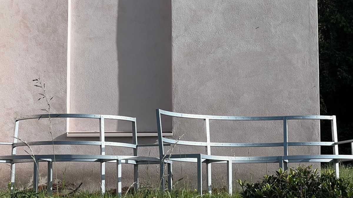 Historische Bankgestelle, aufgearbeitet, stehen bereit