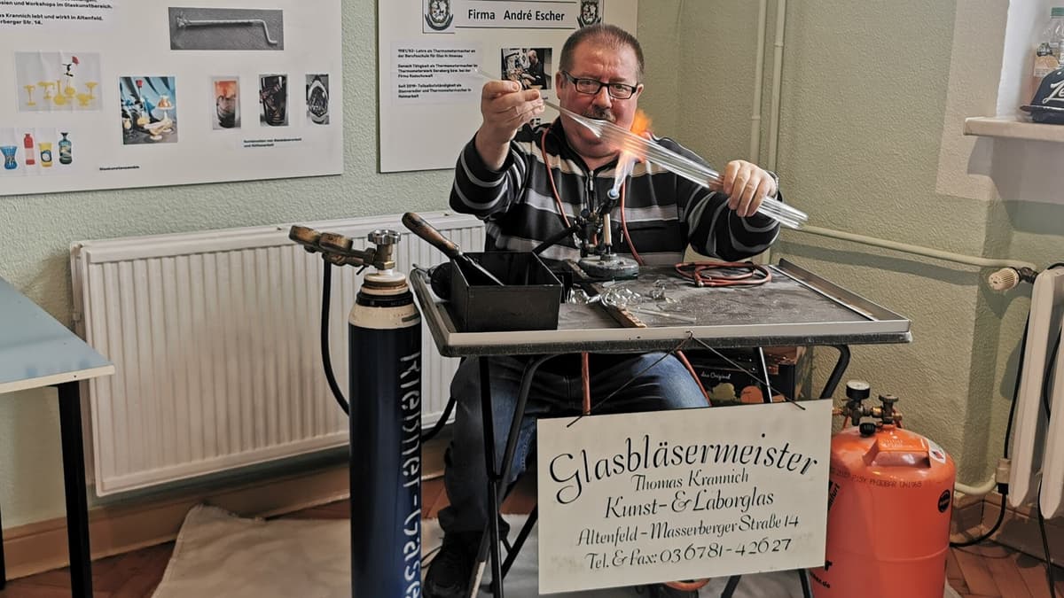 Glasbläsermeister Thomas Krannich zeigt seine Kunst