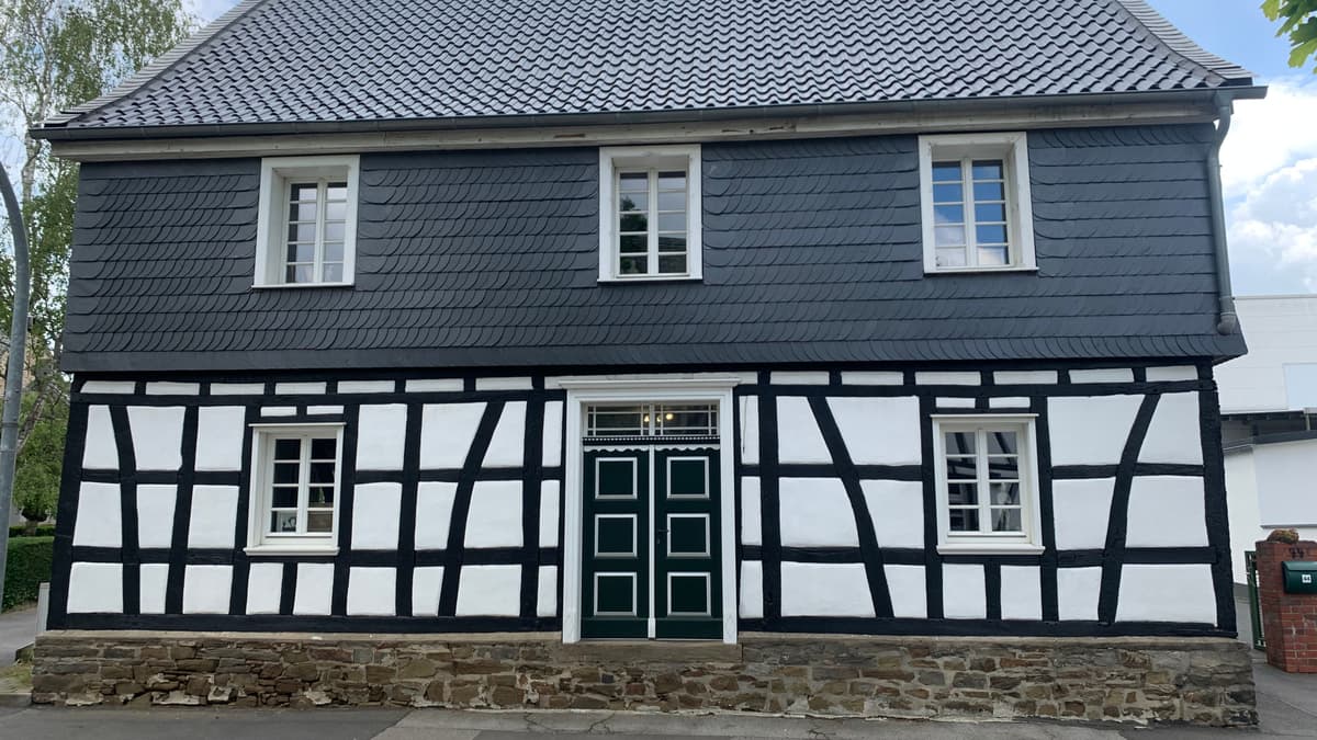 Straßenansicht/geschlossener Haupteingang