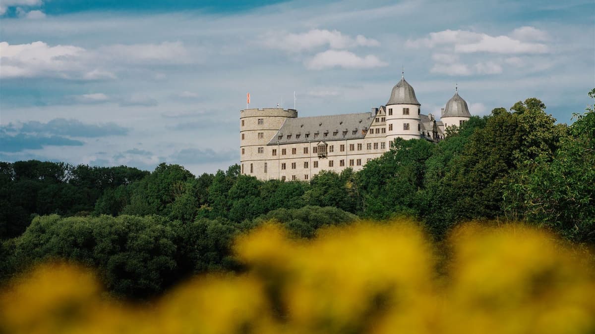 Die Wewelsburg auf einem Bergsporn über dem Almetal.