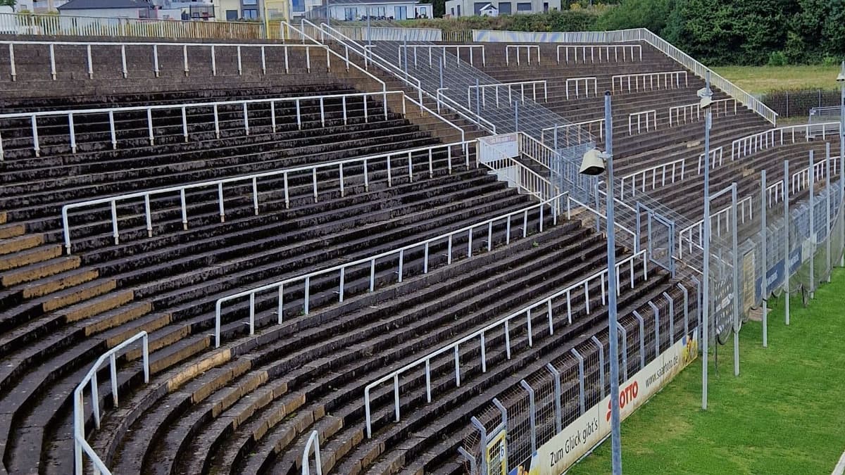 Die Spieser Kurve im Ellenfeld-Stadion