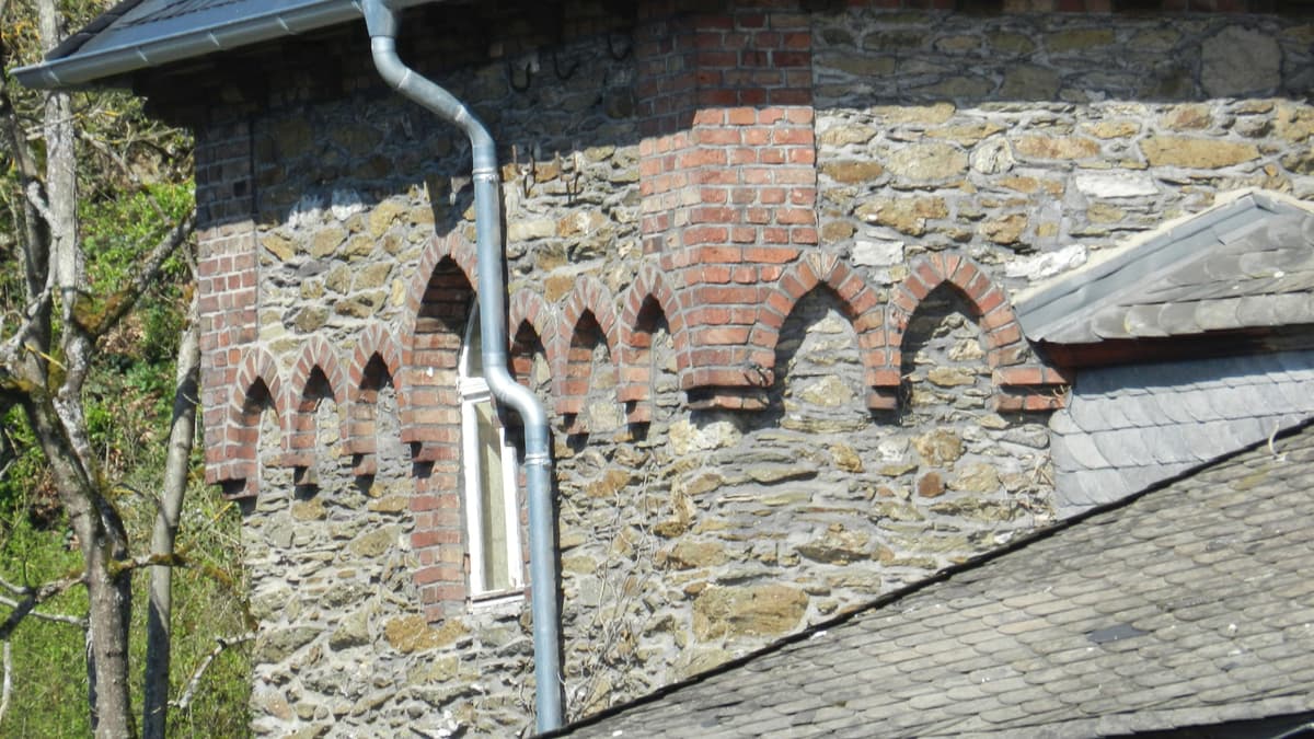 Eselsrückenfries am ehemaligen Glockenturm