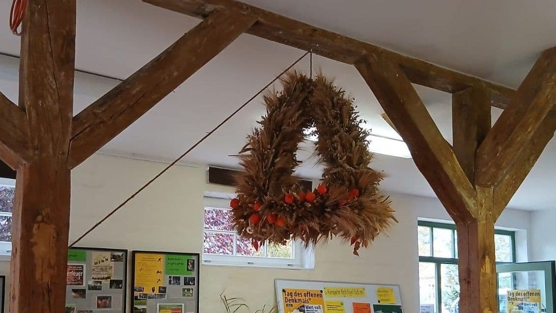 Binden einer Erntekrone