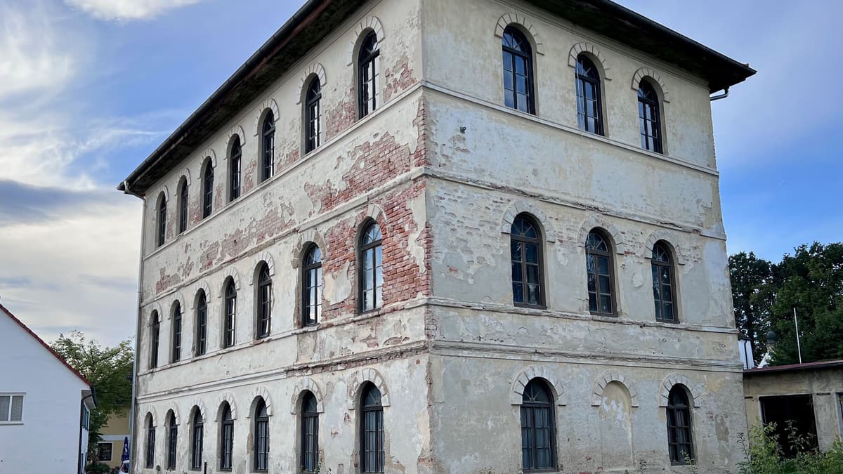Schulhaus in Langenpettenbach, Außenansicht