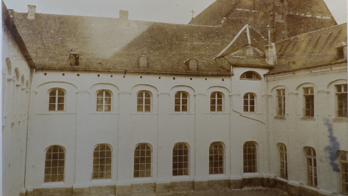 Innenhof des Kreuzgangs des ehemaligen Augustiner-Eremiten-Klosters