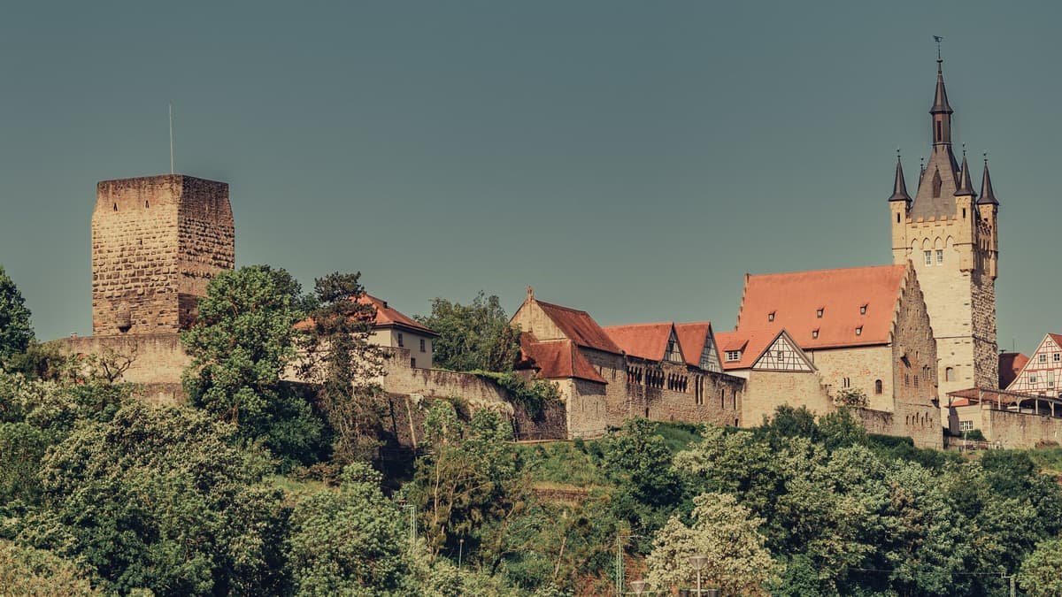 Stadtsilhouette mit Stadtarchiv