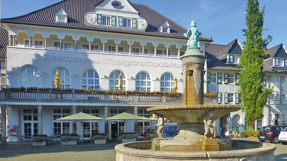 Gasthaus Margarethenhöhe mit Marktbrunnen