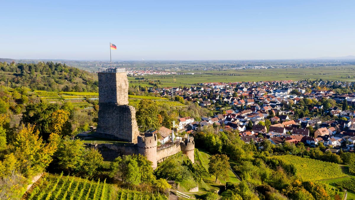 Die Wachtenburg – Wahrzeichen Wachenheims mit weitem Blick über die Rheinebene