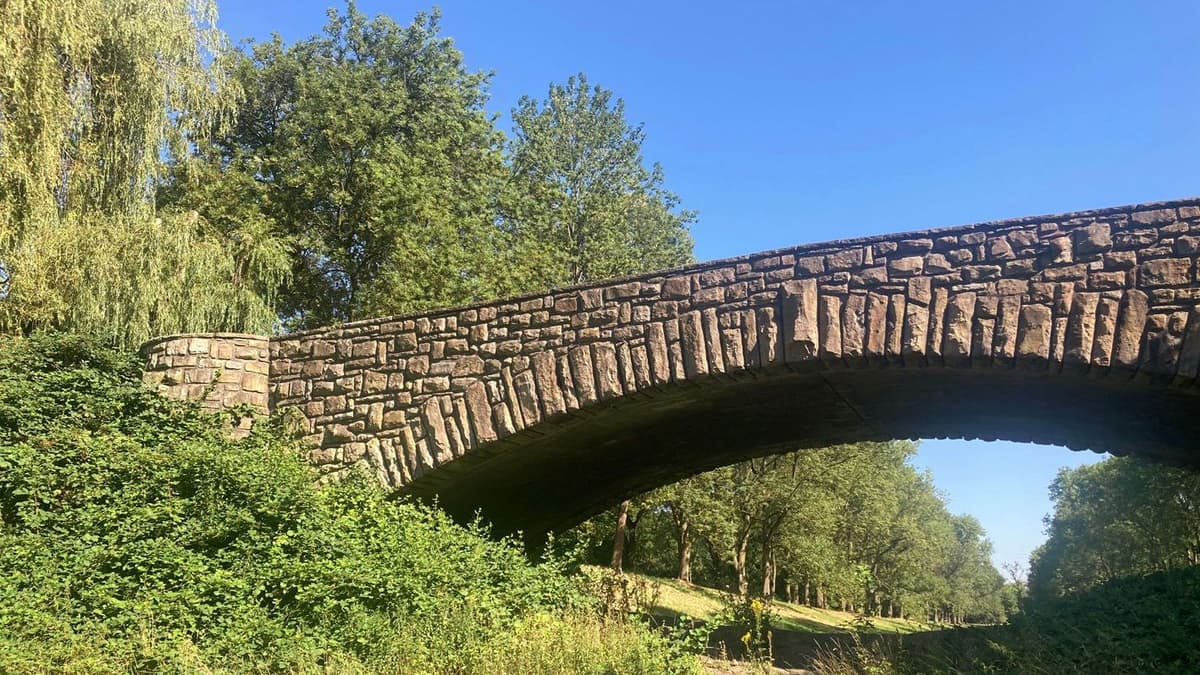 Talbrücke auf dem Hauptfriedhof
