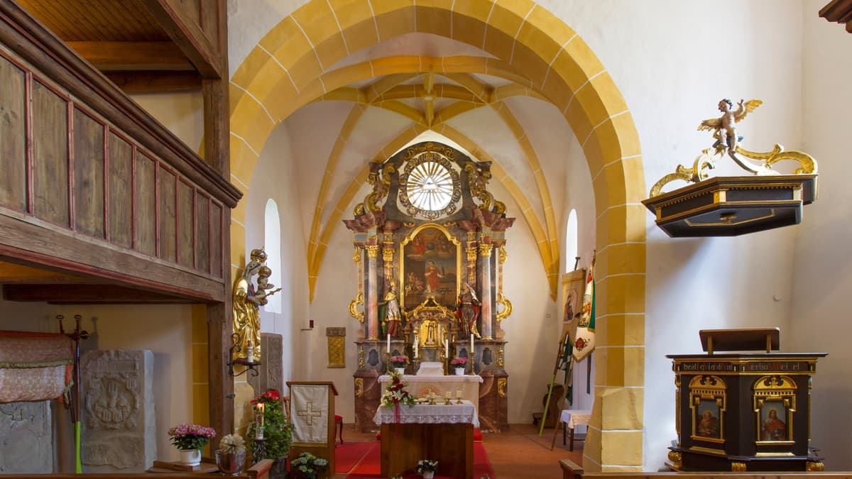 Blick in den Altarraum der Laurentiuskirche Kürmreuth