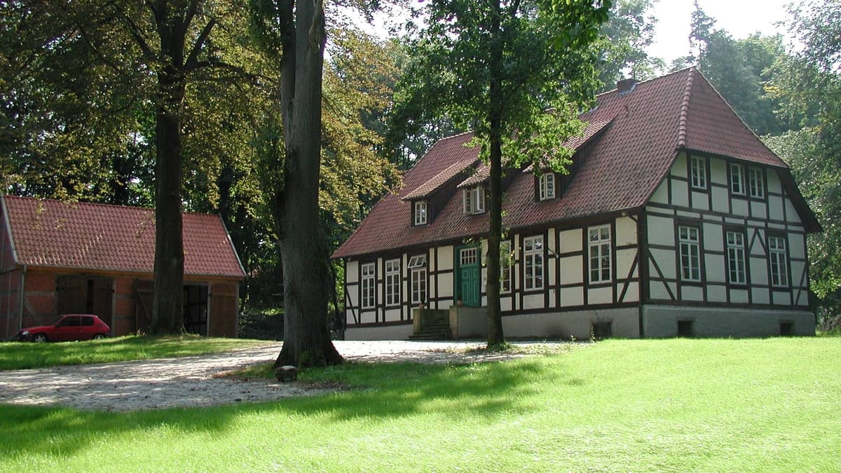 Alte Oberförsterei mit Vorplatz