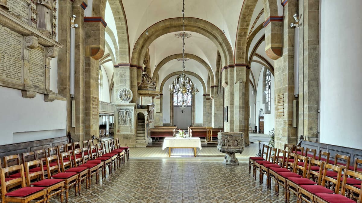 Blick vom Chorraum ins Kirchenschiff