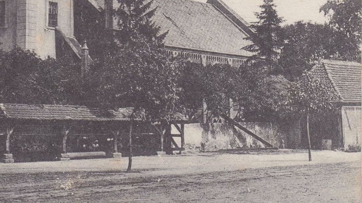 Spritzenhaus mit Kirche 1915