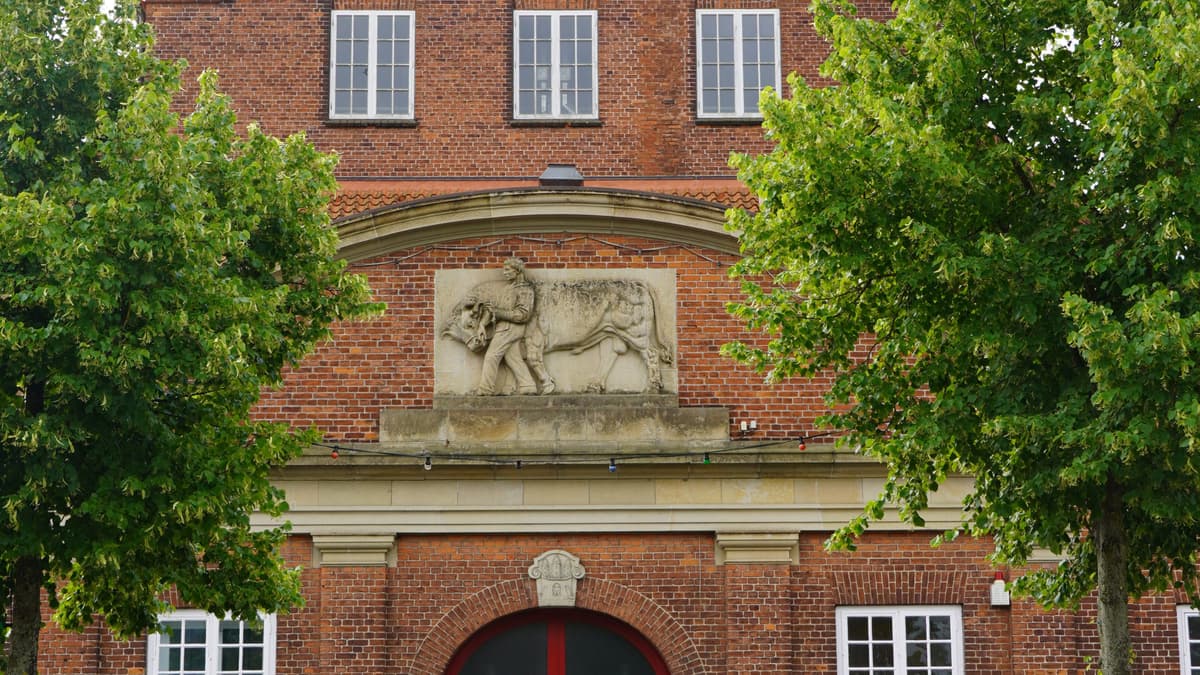 Haupteingang, Sandsteinrelief mit Stier und Hirten