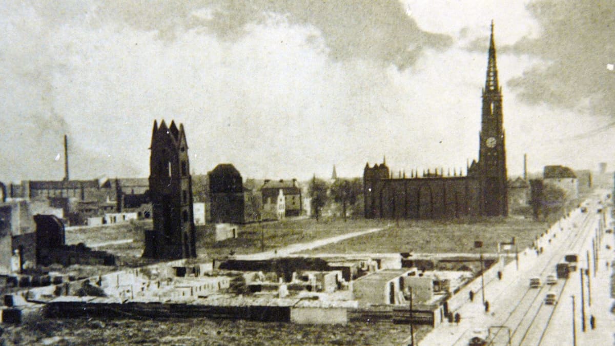 Die Große Kirche nach einem Luftangriff 1944