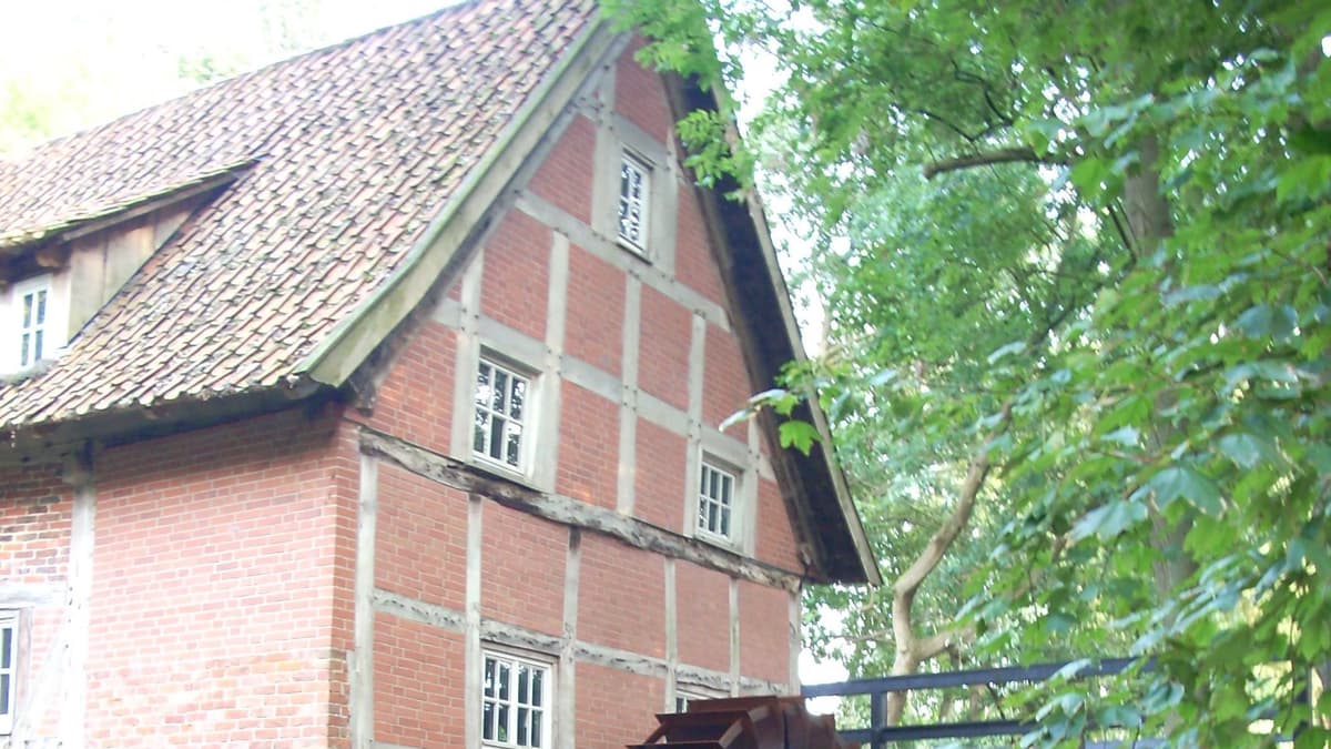 Westansicht mit Wasserrad
