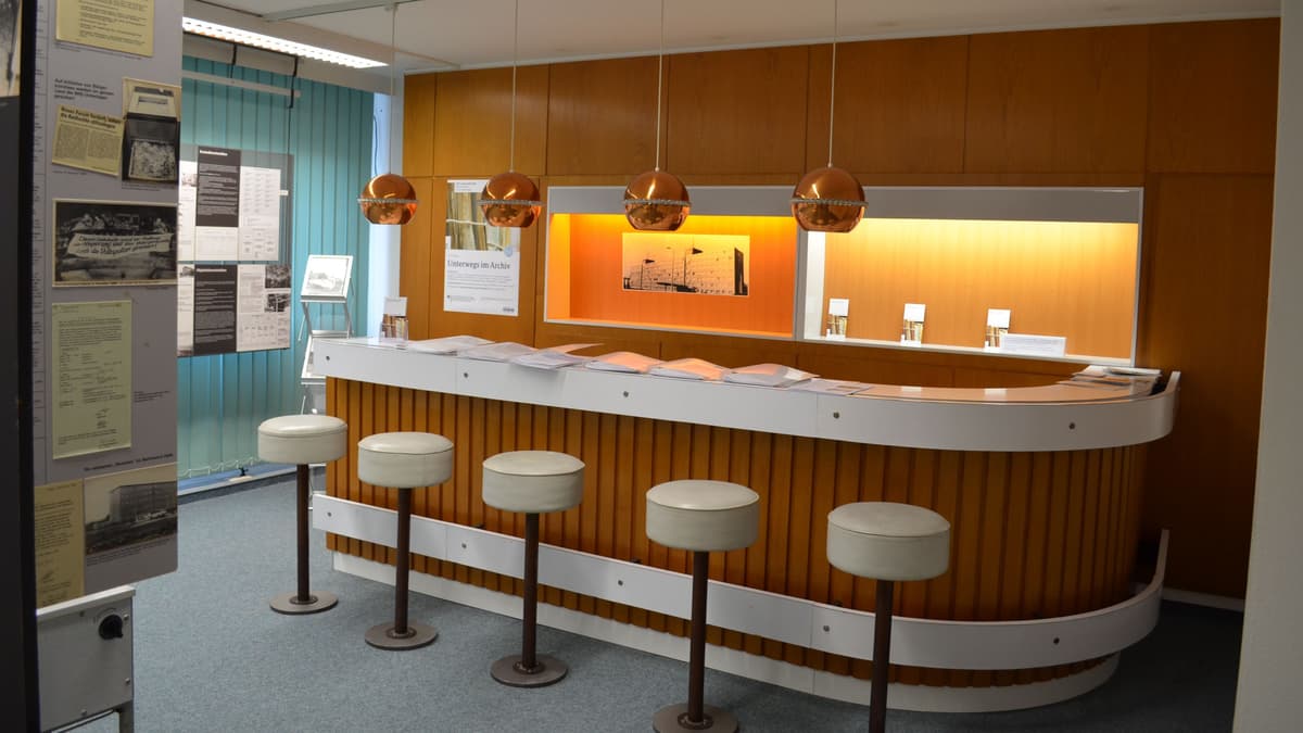 Originalbar aus der BV Halle der Stasi in der Dauerausstellung des Stasi-Unterlagen-Archivs Halle