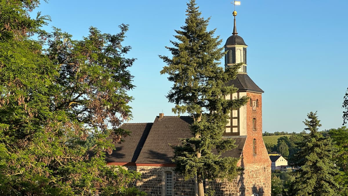 Blick auf die Dorfkirche