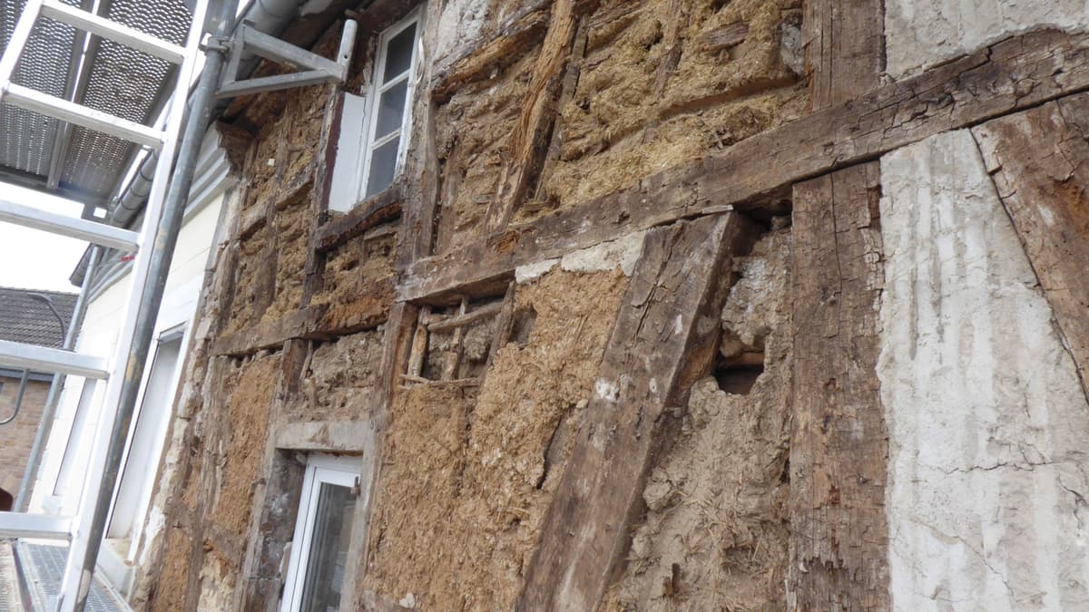 Fachwerkfassade straßenseitig, Detail vor Restaurierung