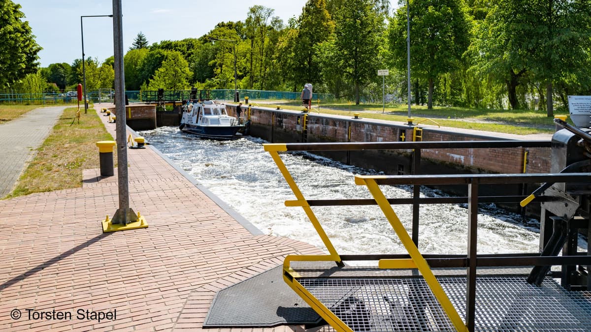 Boot in der Stadtschleuse Eberswalde