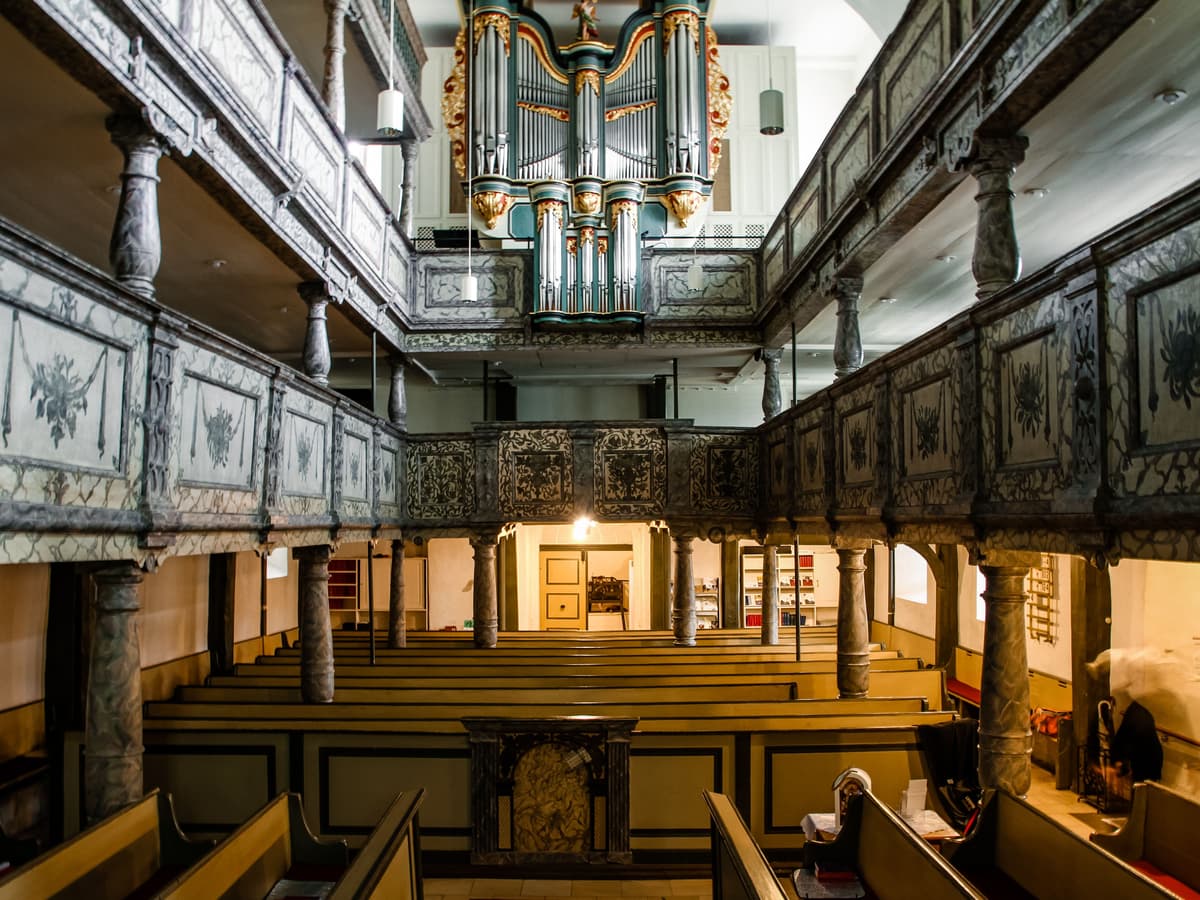 Innenraum mit Oberlinger Orgel