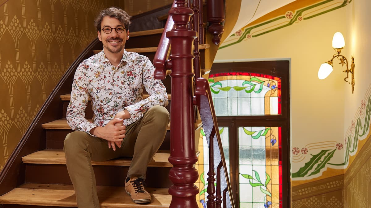 Hausherr Georg C. Pick im Treppenhaus des Jugendstiltraums Diez