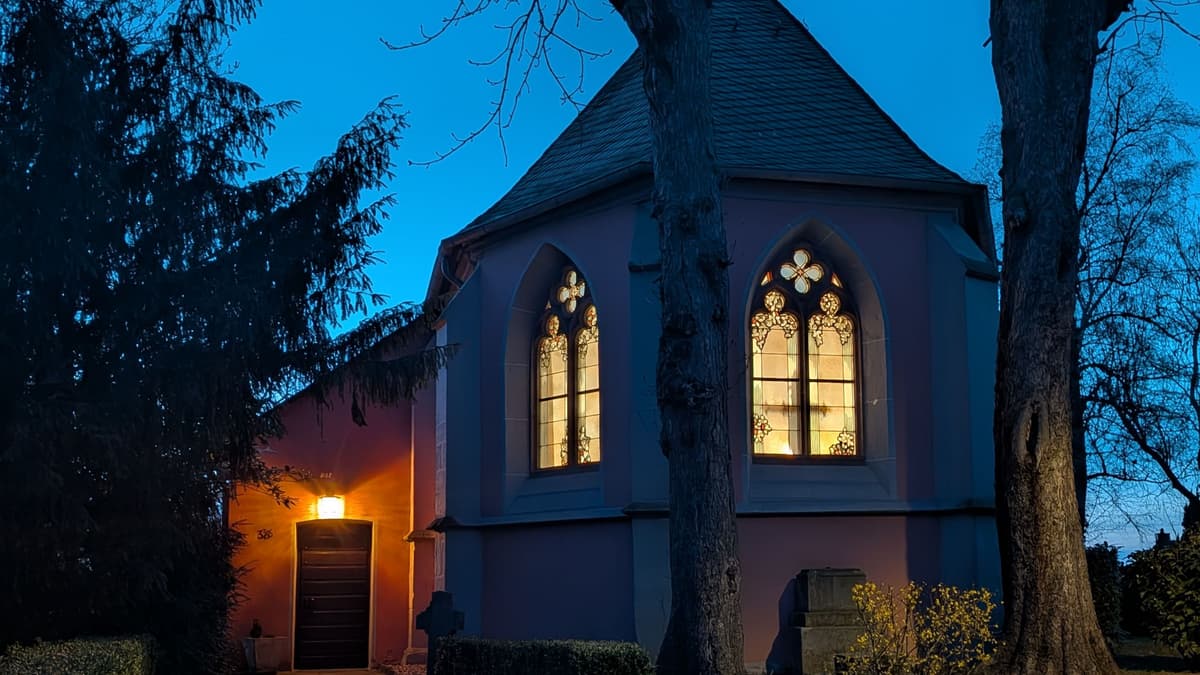 Außenansicht bei Nacht