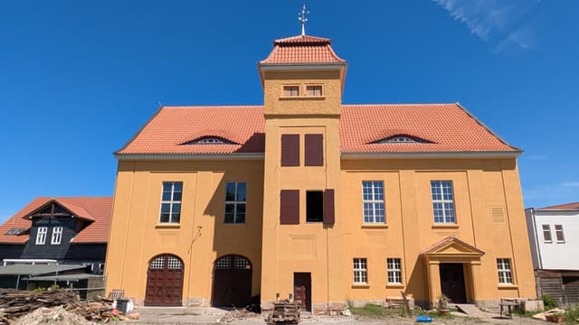 Feuerwehrgerätehaus und Turnhalle