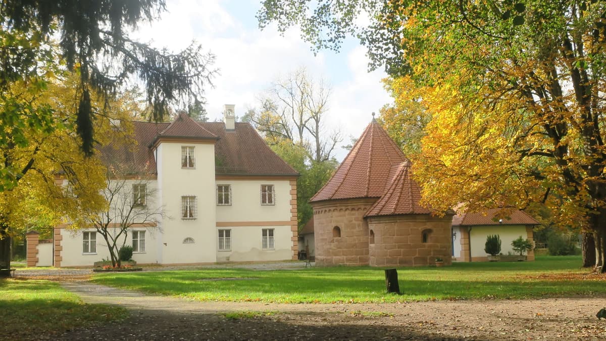Rundkapelle und Schlösschen