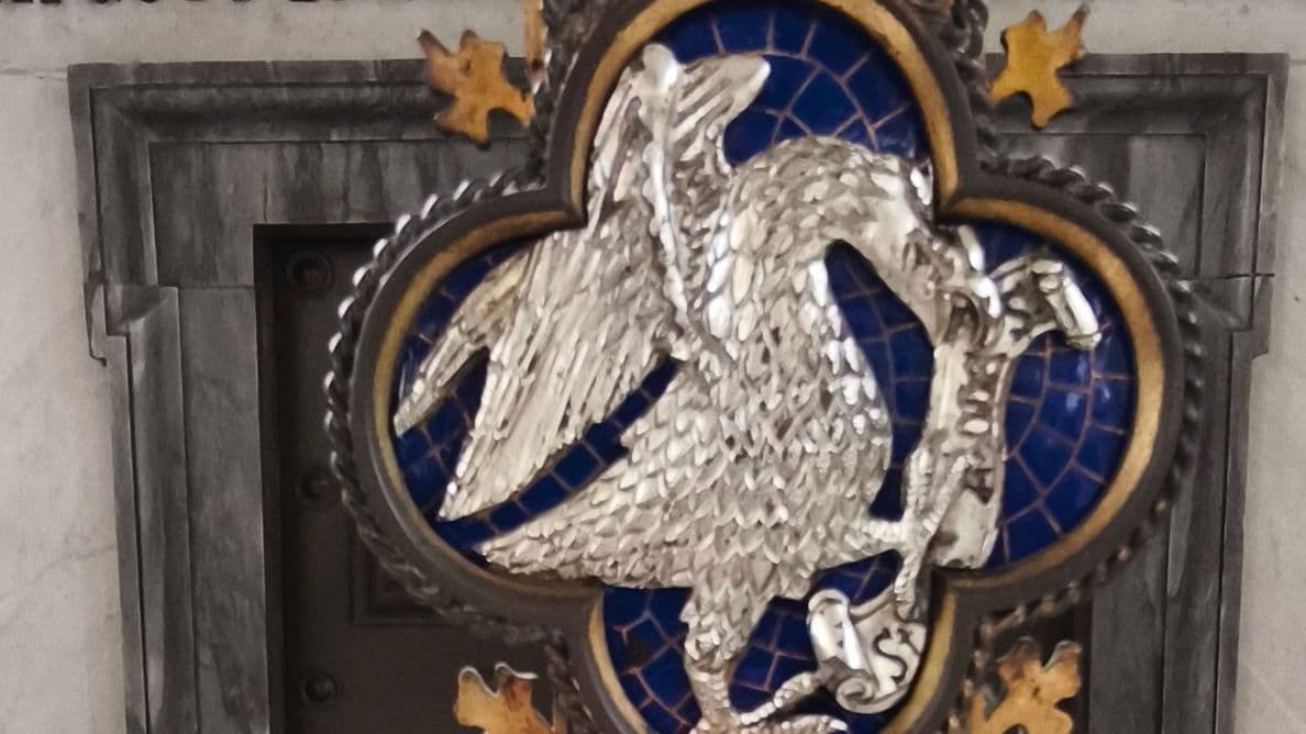 Pelikansymbol auf dem Altarkreuz